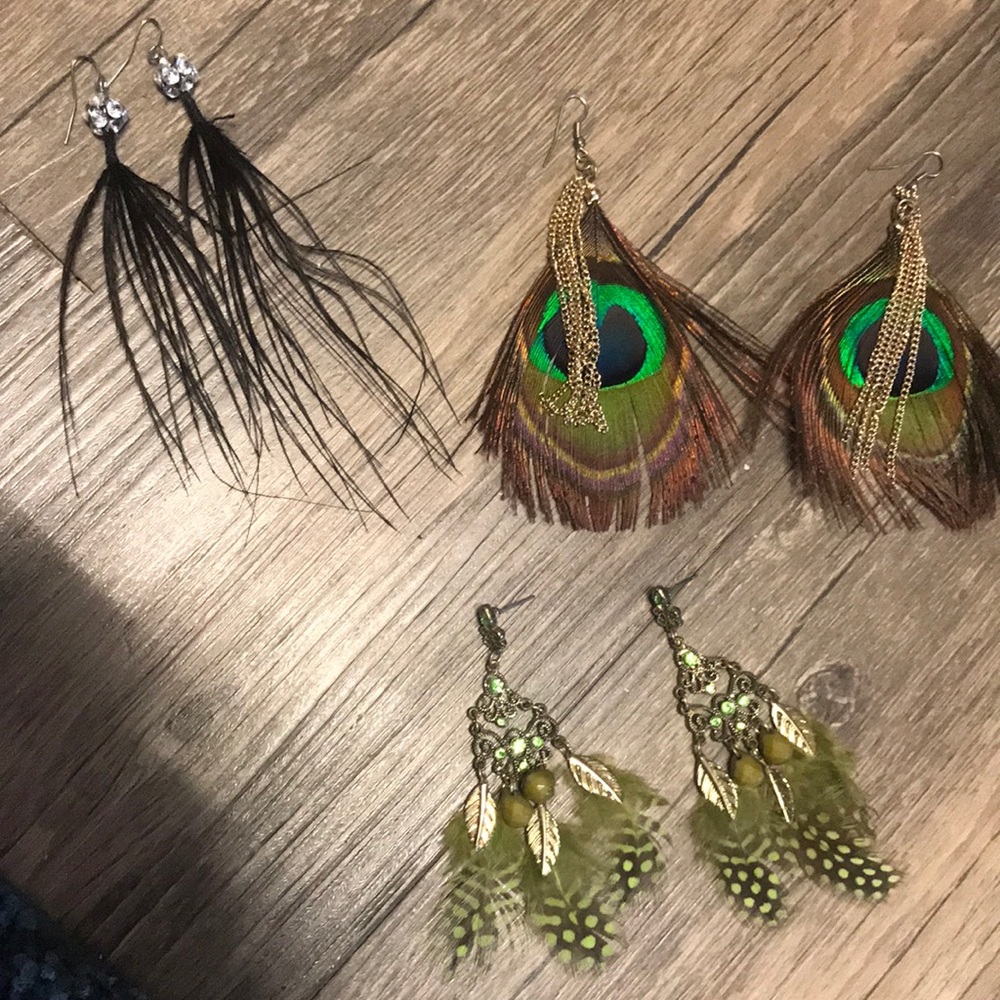 Lot of feather earrings!